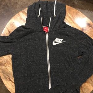nike’s women’s zip up hoodie size s color gray.